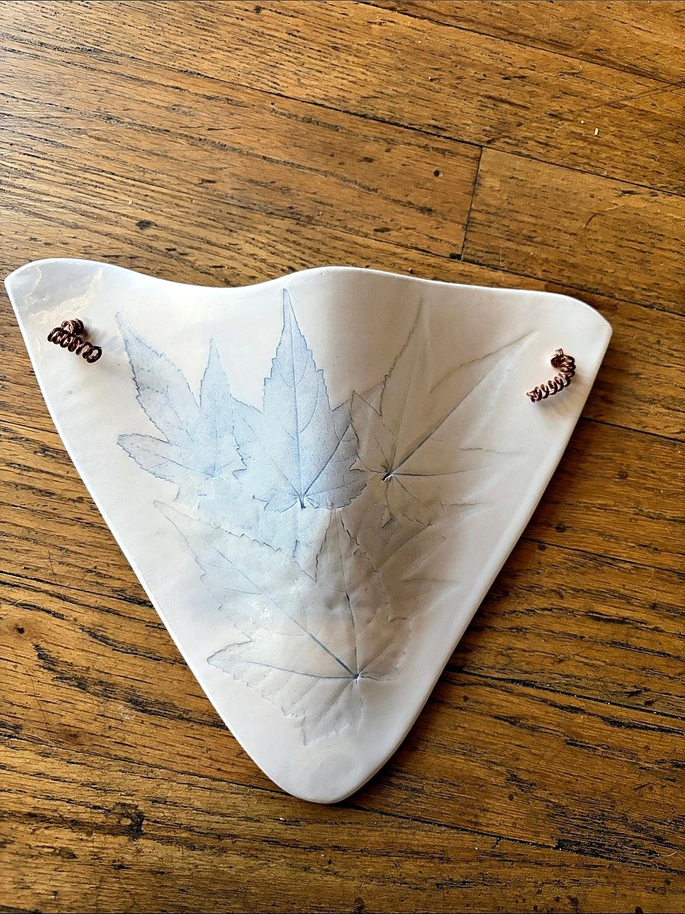 Triangular White & Blue Leaf Wall-Mounted plant vase
